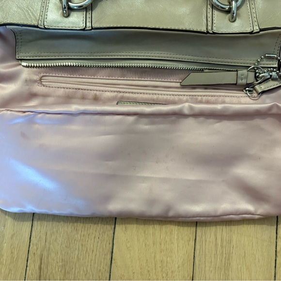 Coach East West Gallery Pearl/Tan Smooth Shiny Leather Shoulder Tote Bag - Picture 12 of 16